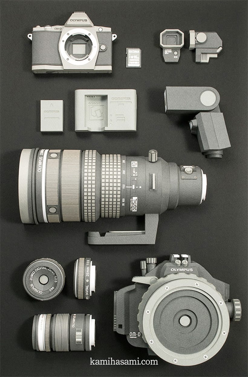 Papel, cúter y pegamento para construir una cámara fotográfica 1